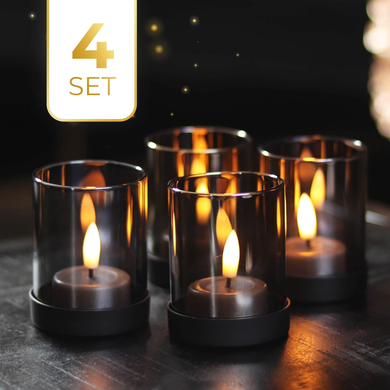 Set van 4 kleine KENN® industriële kaarsenhouders van metaal met smoke grey glas – stijlvolle houders voor waxinelichtjes en stompkaarsen. Modern en robuust ontwerp, ideaal voor sfeervolle tafeldecoratie in de woonkamer, eetkamer of buitenruimte. Met grijs glas voor een warme, luxe uitstraling passend bij landelijke en industriële interieurs.
