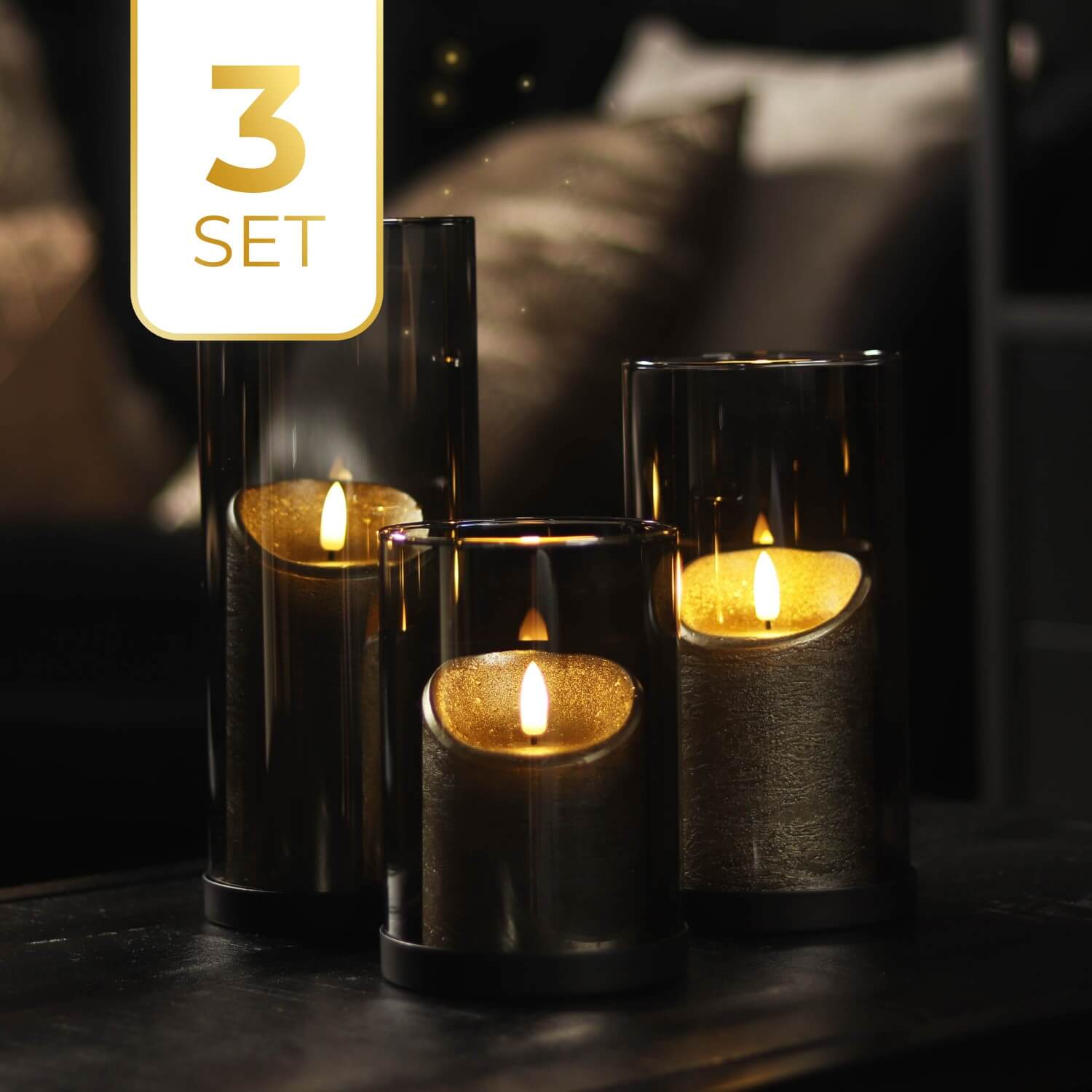 KENN® Lichtermeer – set van 3 industriële glazen kaarsenhouders met zwarte metalen basis en smoke grijs glas. Tijdloos, elegant design geschikt voor waxinelichtjes en stompkaarsen. Gemaakt van stevig glas voor langdurig gebruik. Perfect als luxe woondecoratie voor interieur, woonkamer of eettafel. Beschikbaar in drie formaten: 15 cm, 20 cm en 25 cm hoog.