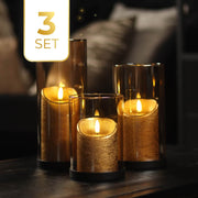 "KENN® Lichtermeer – set van 3 industriële glazen kaarsenhouders met zwarte metalen basis en zandkleurig goud glas. Stijlvol en tijdloos design dat warmte en luxe toevoegt aan je interieur. Geschikt voor verschillende kaarsformaten zoals stompkaarsen en waxinelichtjes. Gemaakt van hoogwaardig glas en metaal voor langdurig gebruik. Formaten: 15 cm, 20 cm en 25 cm hoog – ideaal als windlichten voor tafel, vensterbank of kast.