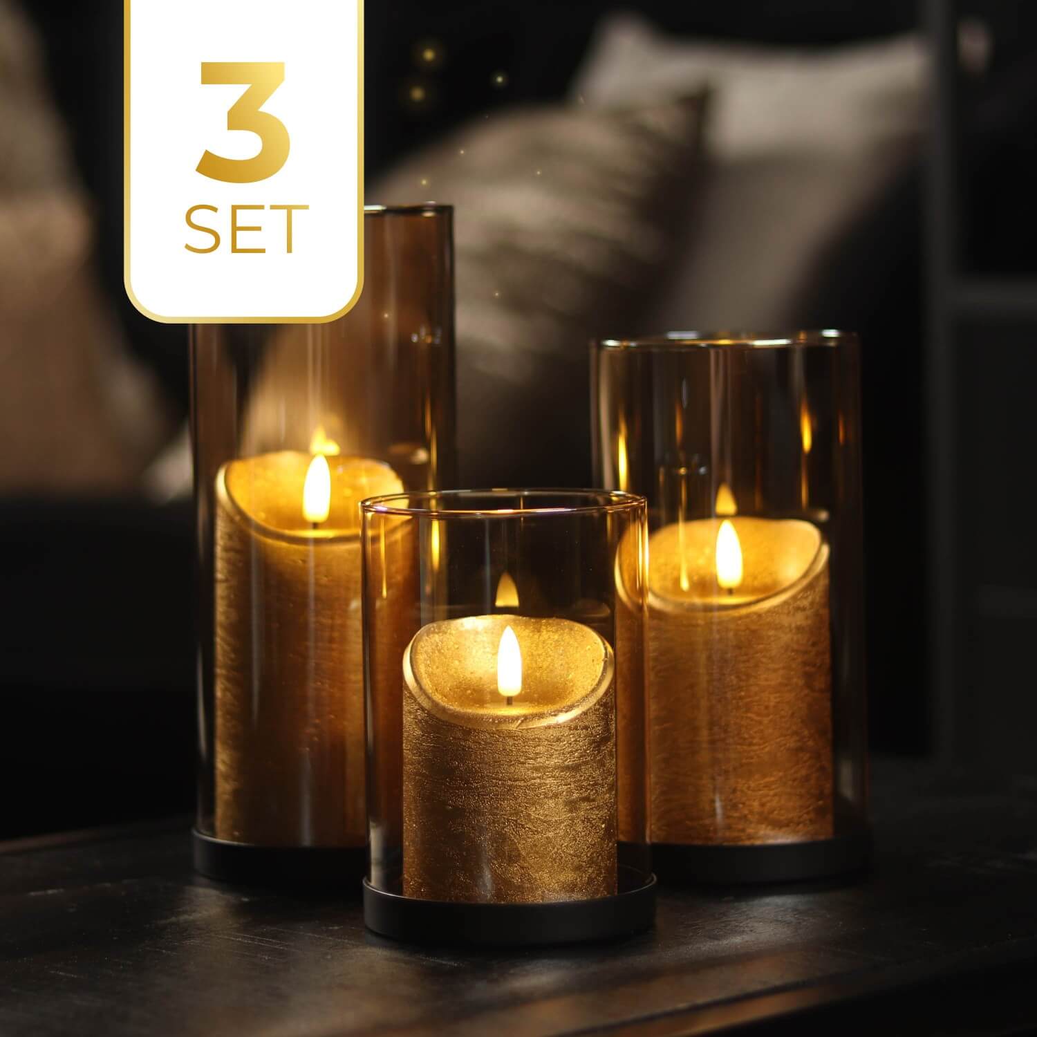 "KENN® Lichtermeer – set van 3 industriële glazen kaarsenhouders met zwarte metalen basis en zandkleurig goud glas. Stijlvol en tijdloos design dat warmte en luxe toevoegt aan je interieur. Geschikt voor verschillende kaarsformaten zoals stompkaarsen en waxinelichtjes. Gemaakt van hoogwaardig glas en metaal voor langdurig gebruik. Formaten: 15 cm, 20 cm en 25 cm hoog – ideaal als windlichten voor tafel, vensterbank of kast.