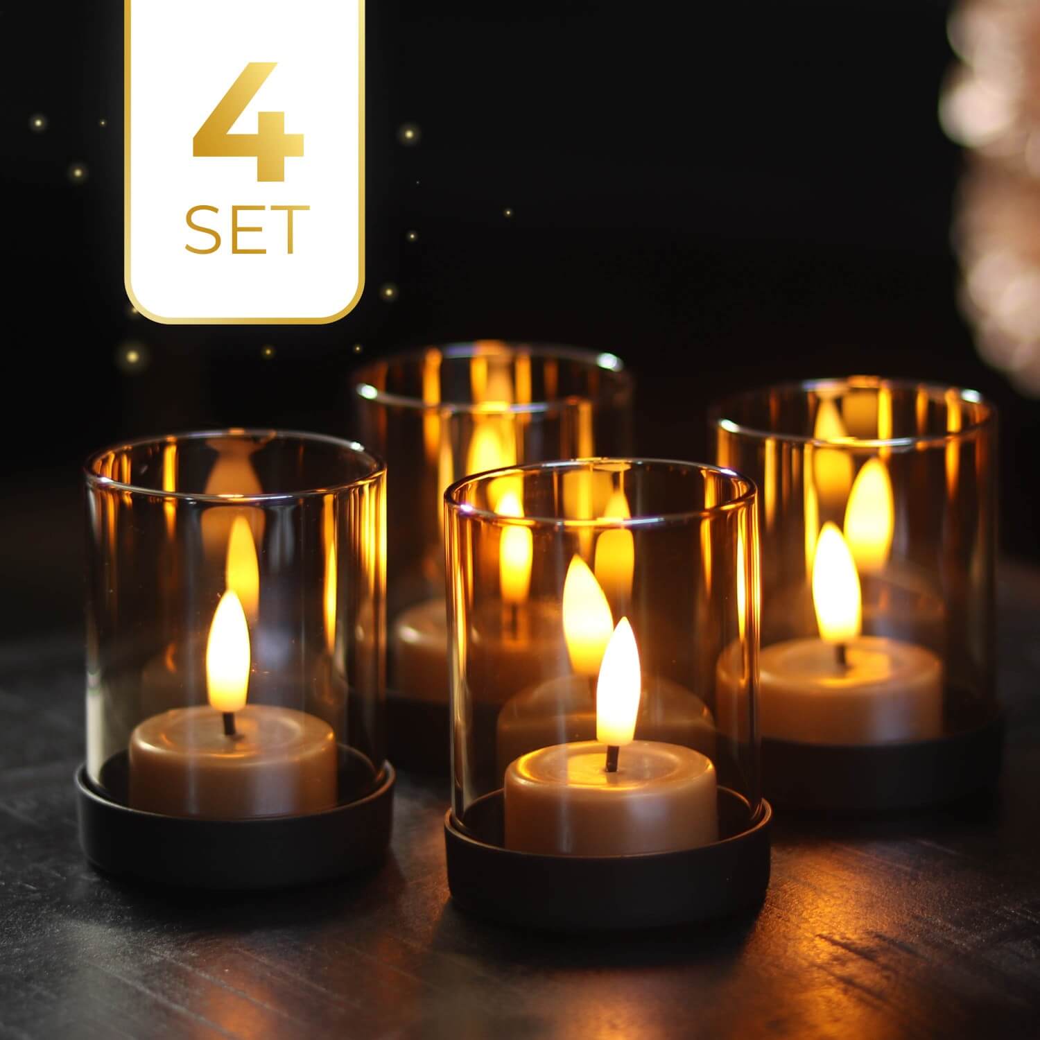 "Set van 4 kleine KENN® industriële kaarsenhouders van metaal met zandkleurig goud glas – elegante houders voor waxinelichtjes en stompkaarsen. Luxe, warme uitstraling door goudkleurig glas, perfect als sfeervolle tafeldecoratie in een landelijk, modern of industrieel interieur. Geschikt voor binnen én buitengebruik.