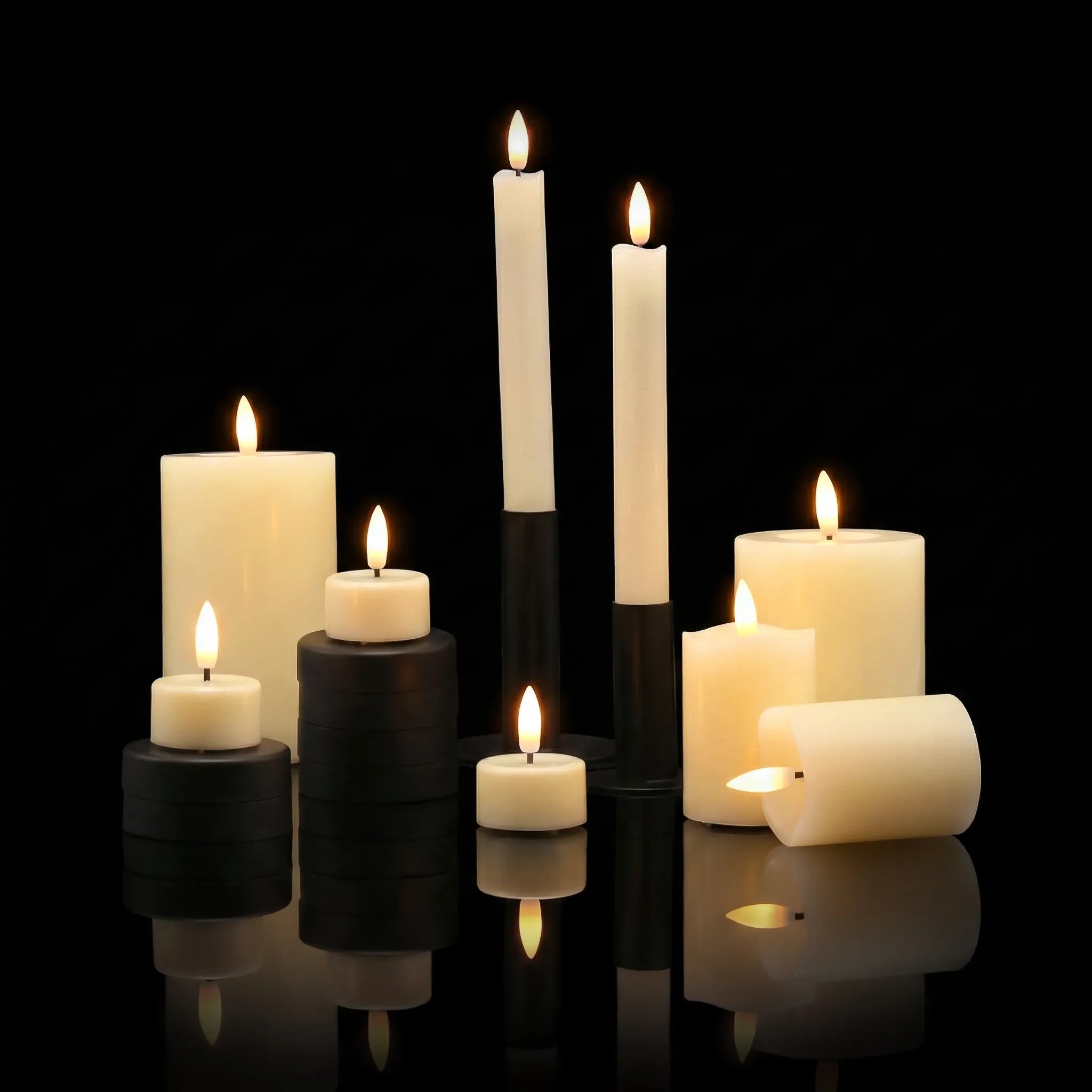 KENN® kaarsen op batterij collectie in een studio setting op zwart glazen ondergrond.