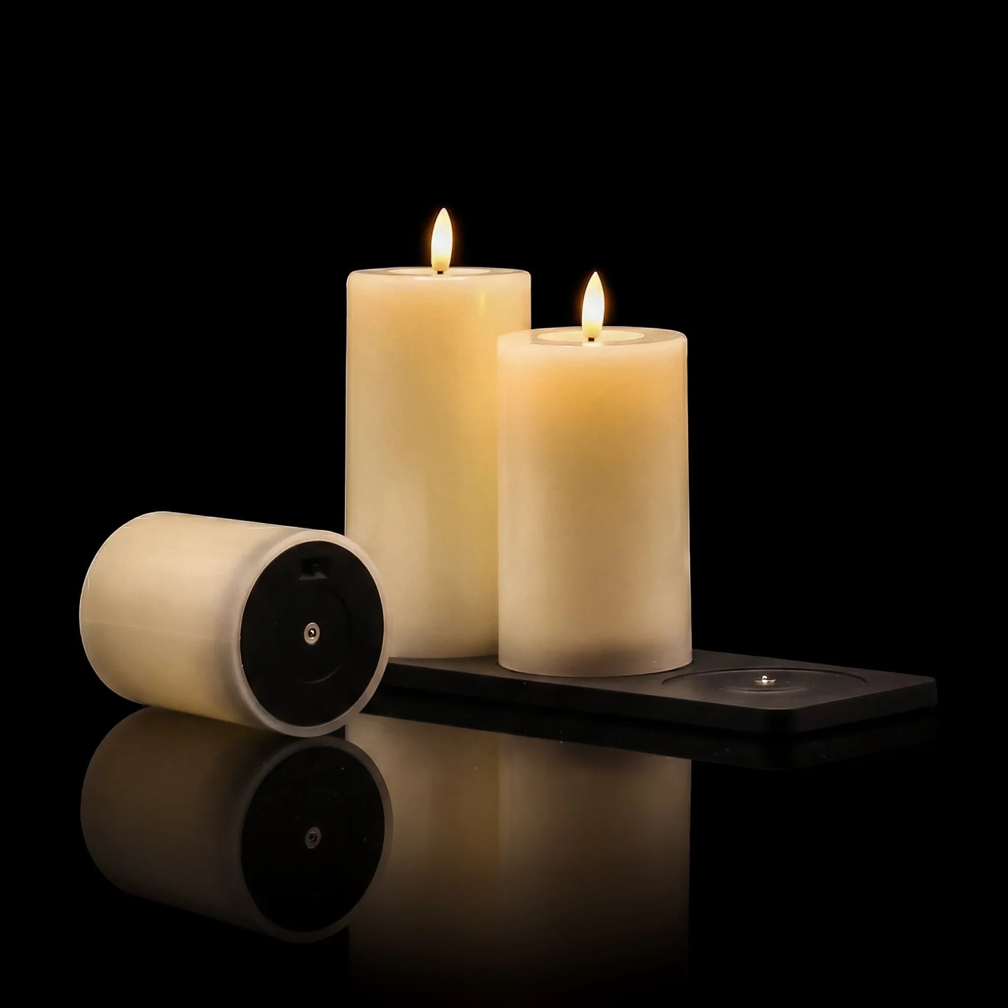 KENN® Oplaadbare stompkaarsen collectie in een studio setting op zwart glazen ondergrond.