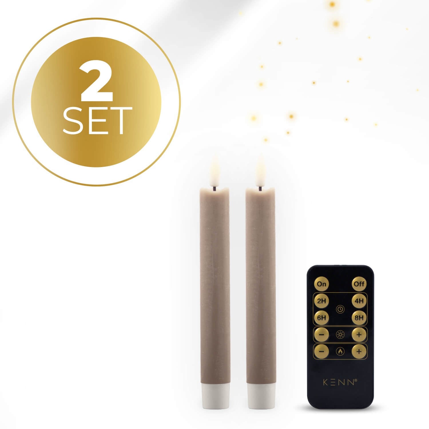 2-delige set kleine taupekleurige LED dinerkaarsen op batterijen van KENN® met afstandsbediening. Deze moderne nep kaarsen – ook wel LED kaarsen of battery-powered taper candles genoemd – zijn gemaakt van echt wax en geven een flikkerend warm wit licht voor een realistische kaarsbeleving. De natuurlijke taupekleur en het compacte formaat maken ze ideaal voor sfeervolle tafeldecoratie, diners, horeca of stijlvolle interieurdetails. Inclusief batterijen en afstandsbediening.