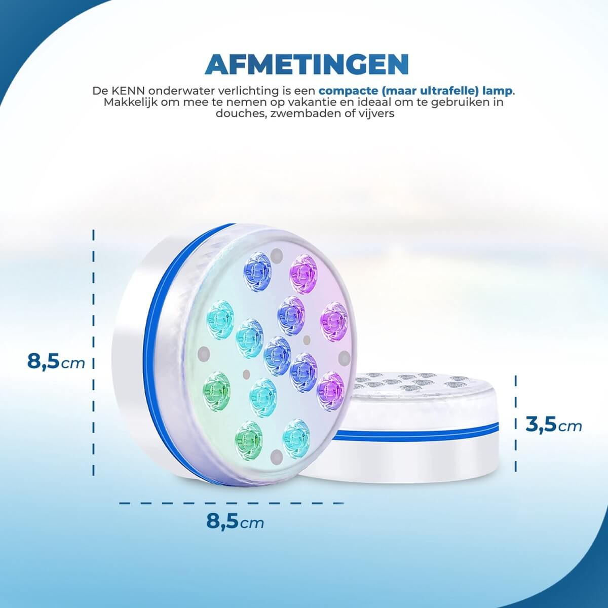 KENN® zwembadverlichting 2.0 – LED onderwaterlamp met spectaculaire lichtshow, 16 lichteffecten, 3 dynamische modi, 5 helderheidsstanden en timerfunctie. Inclusief 4 zuignappen, 4 magneten en duikijzer om de lamp stevig te plaatsen in zwembad, jacuzzi, bad of fontein. Volledig waterdicht (IP68) dankzij dubbele siliconen afdichting. Werkt op 3 AA-batterijen en bedienbaar via afstandsbediening met radiofrequentie tot 30 meter bereik. Veilig, CE-gekeurd en eenvoudig in gebruik.