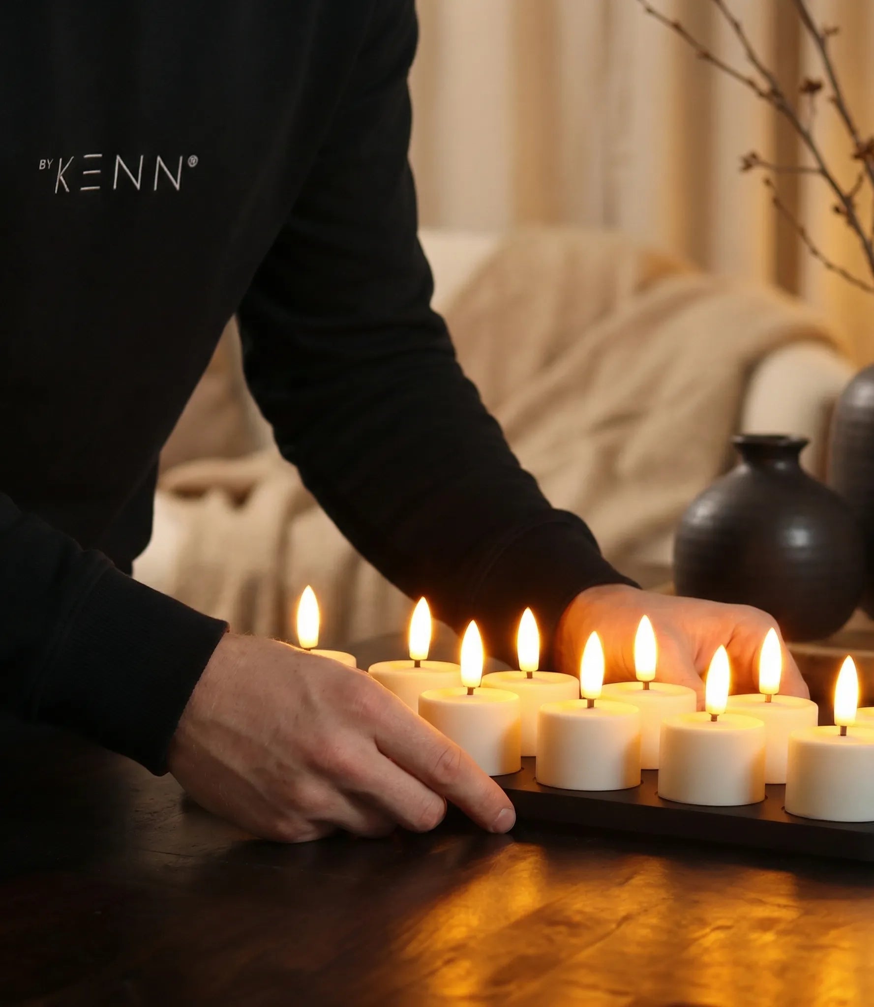 Set van 12 oplaadbare waxinelichtjes van KENN® Glowpro, in de avond.