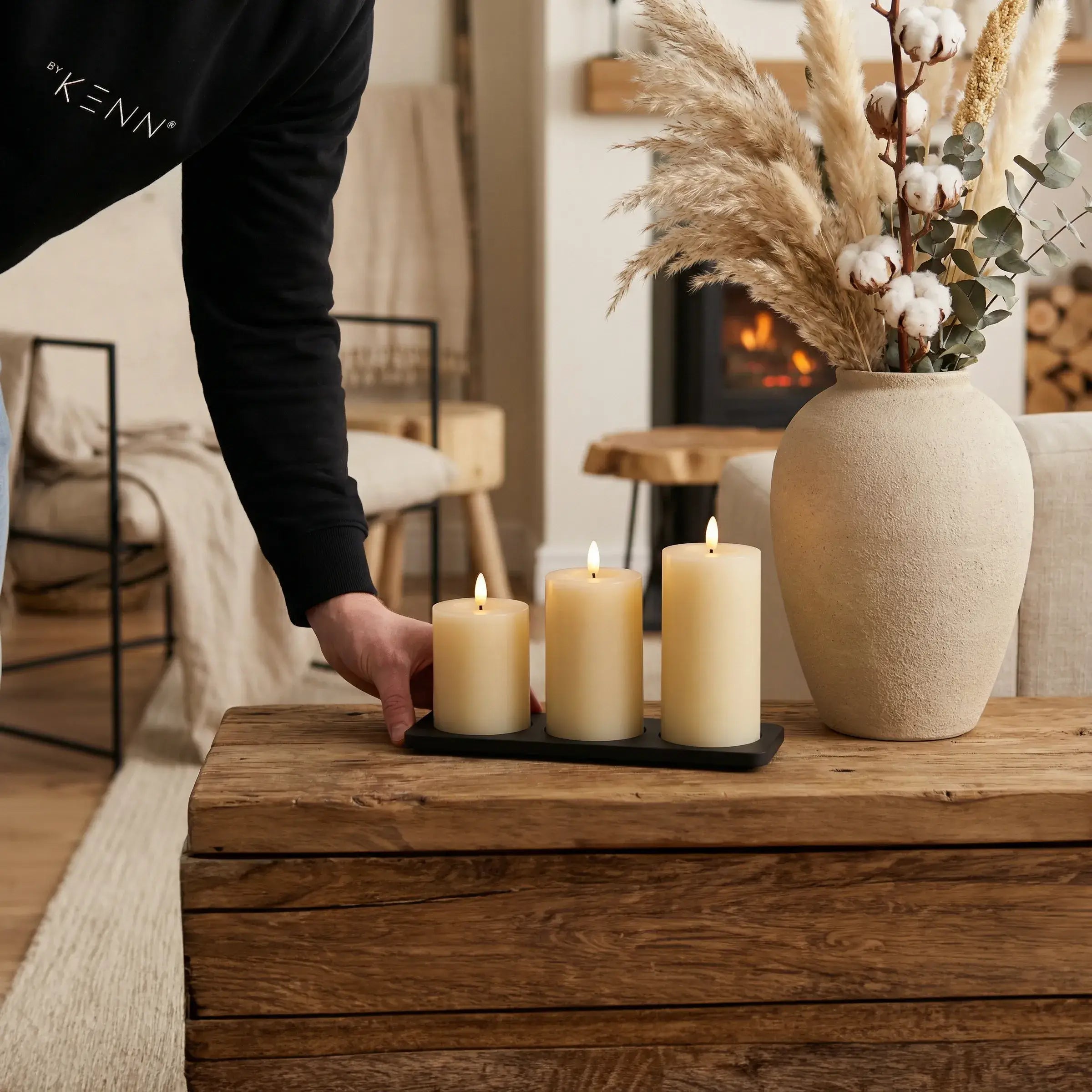 GlowPro oplaadbare LED kaarsen van KENN® op een sfeervolle bijzettafel in een woonkamer.