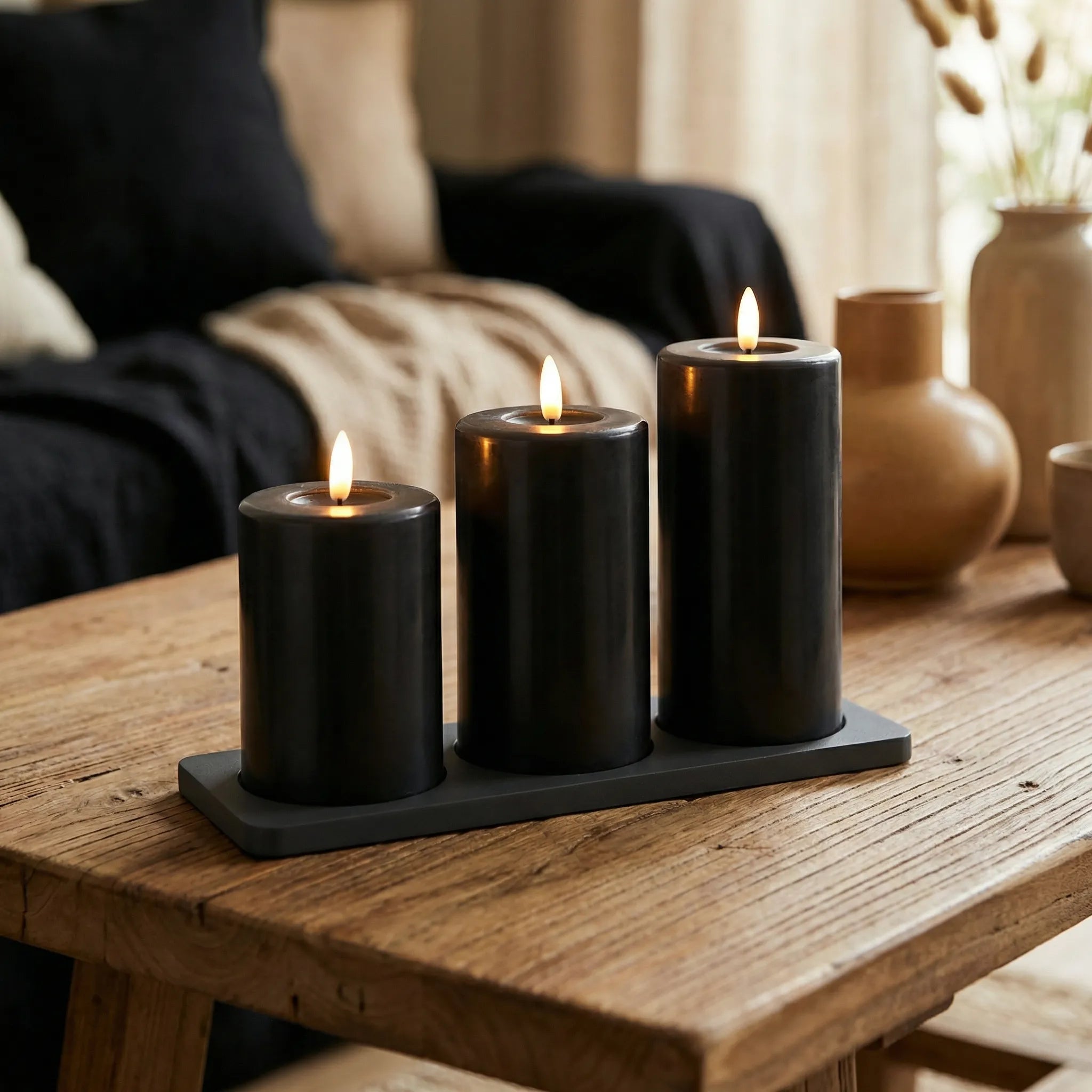 GlowPro™ stompkaarsen zwart met laadstation in een japandi huiskamer