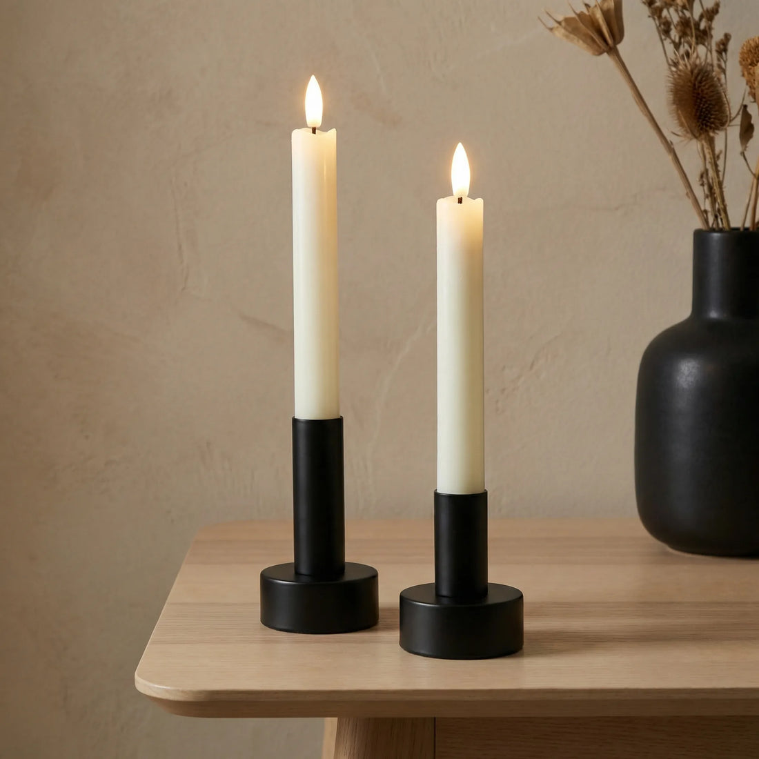 2 LED dinerkaarsen van KENN® op een houten tafel