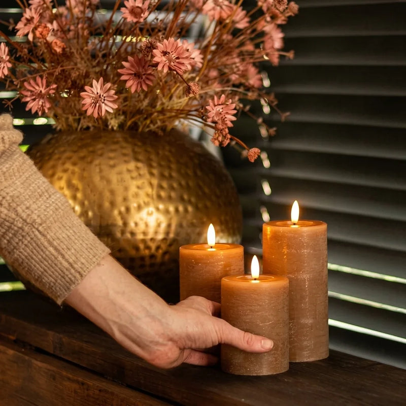 KENN® GlowPro™ oplaadbare LED kaarsen - Rustiek Caramel - Sfeervideo op houten tafel