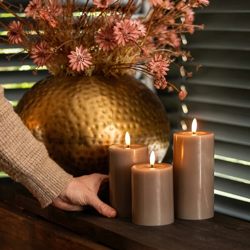 Video laden: KENN® GlowPro™ Oplaadbare LED kaarsen taupe sfeervideo